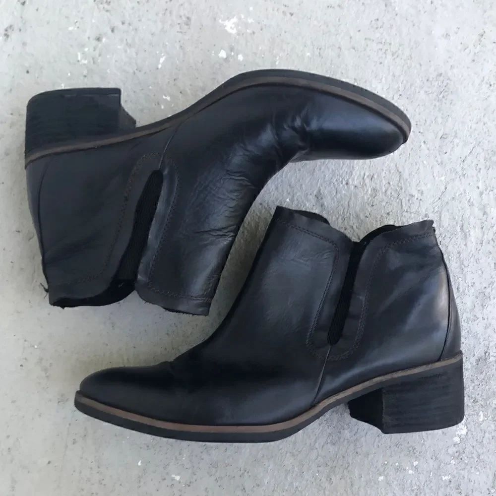 Korks  Tasha  Chelsea booties